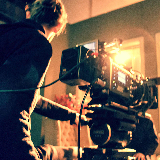cameraman-holding-a-camera-camera-crew-film-camera-N9FQ2SU camera-man